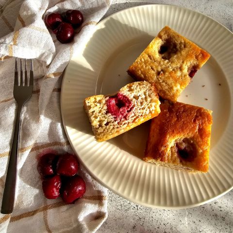 Cukormentes túrós-meggyes piskóta