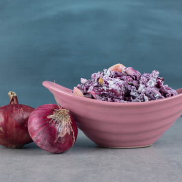 Vöröskáposzta-saláta almával, mazsolával