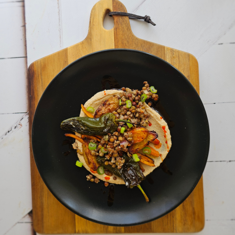 Langyos lencsesaláta babpürével, sült padronnal