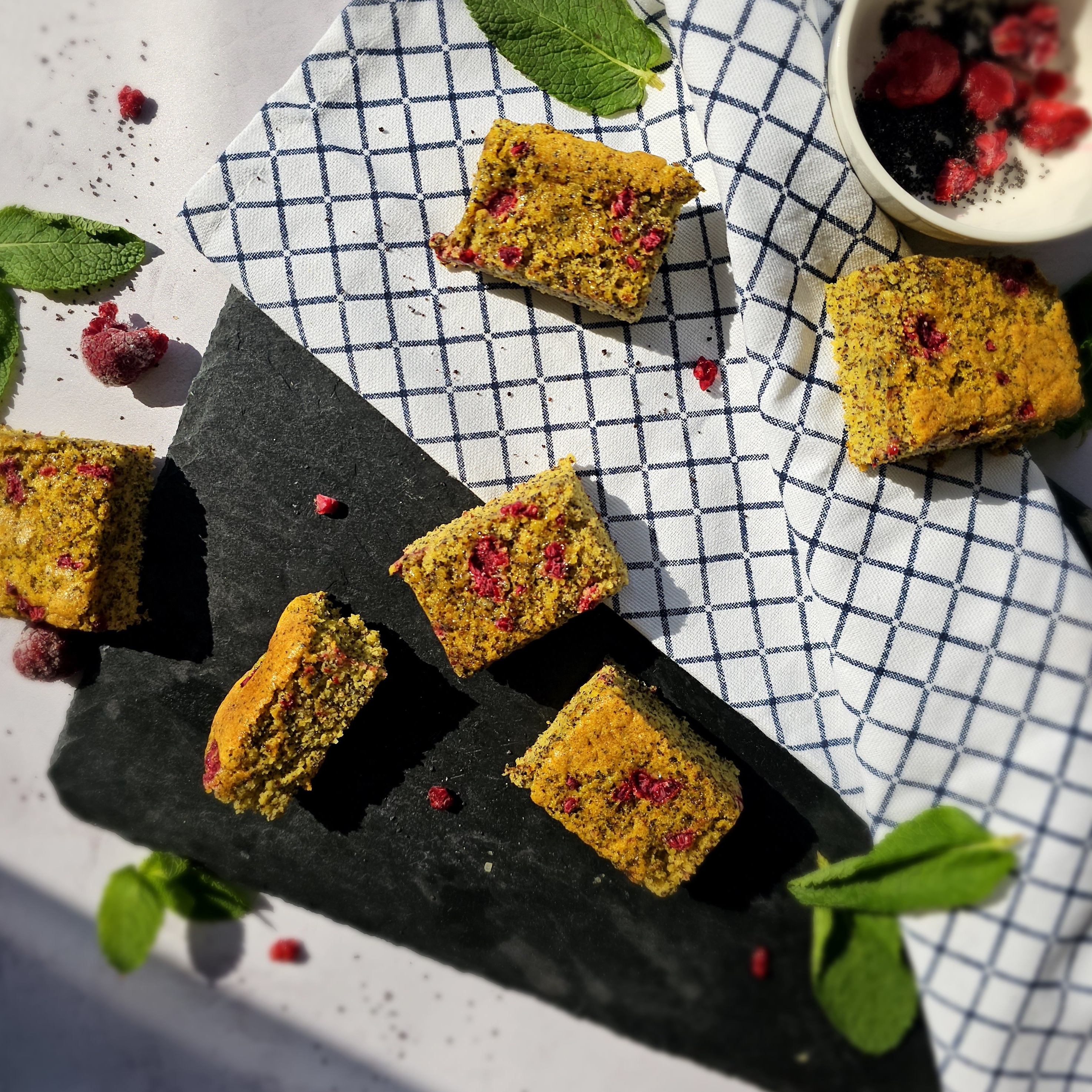 Mákos-málnás piskóta