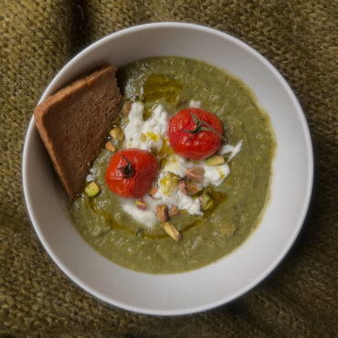 Nagyonzöld krémleves pisztáciaolajjal